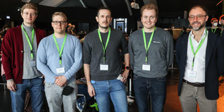 The research group of Dr. Giovanni Zamborlini (center) and Prof. Mirko Cinchetti (right) from the Department of Physics at TU Dortmund University conducts research on interfaces.